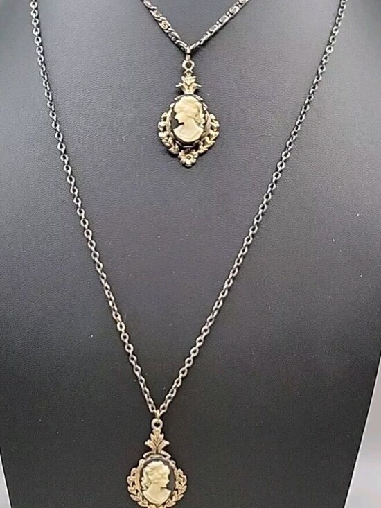 Unbranded Jewelry - Double Faux Glass Cameo Necklace 18" Gold Tone Chain Right & Left Facing
